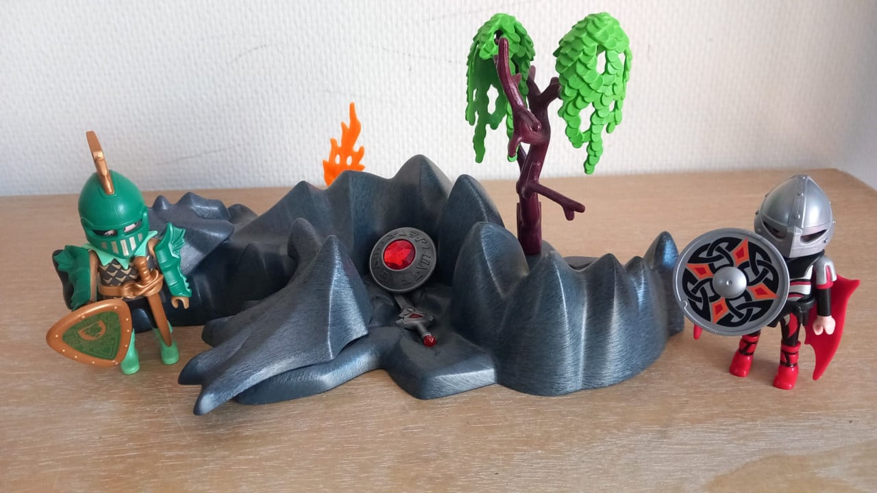 Playmobil drakeneiland met 2 bewapende ridders bij vlam en schat set4147