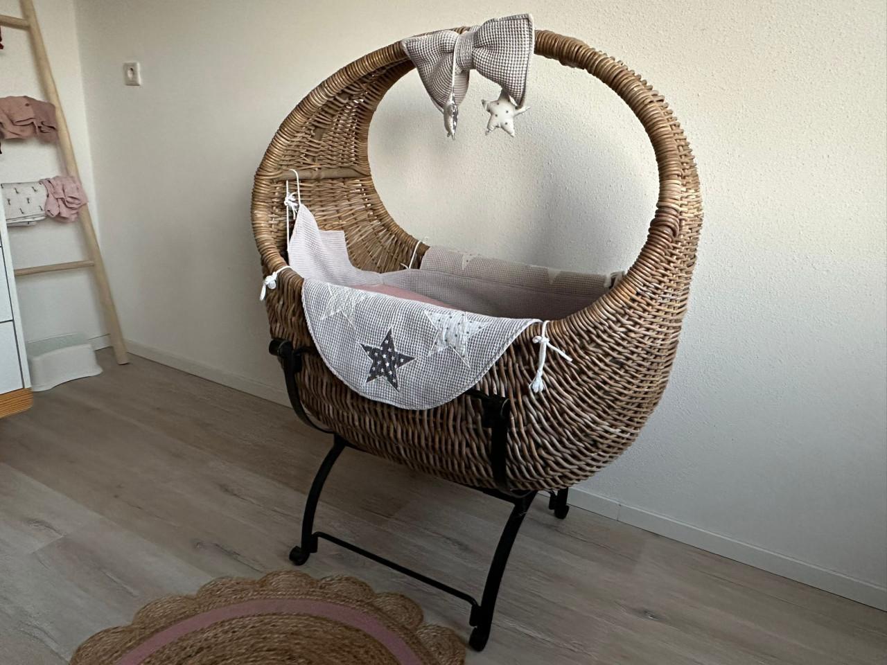 Céline wieg met matrasje en bekleding