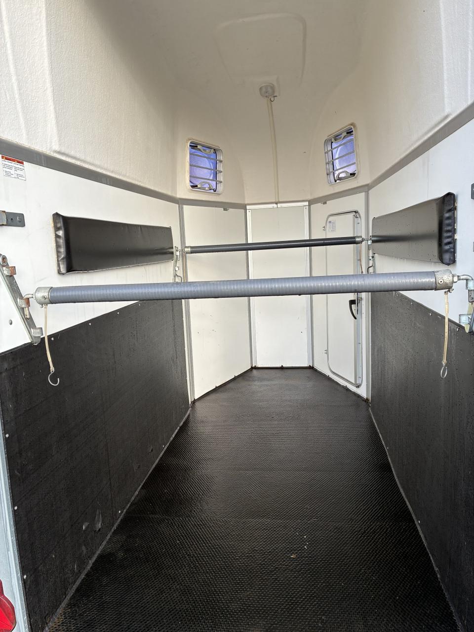 Hoge 1,5 paards Humbaur Single met alubicomp bodem b.j. 2016