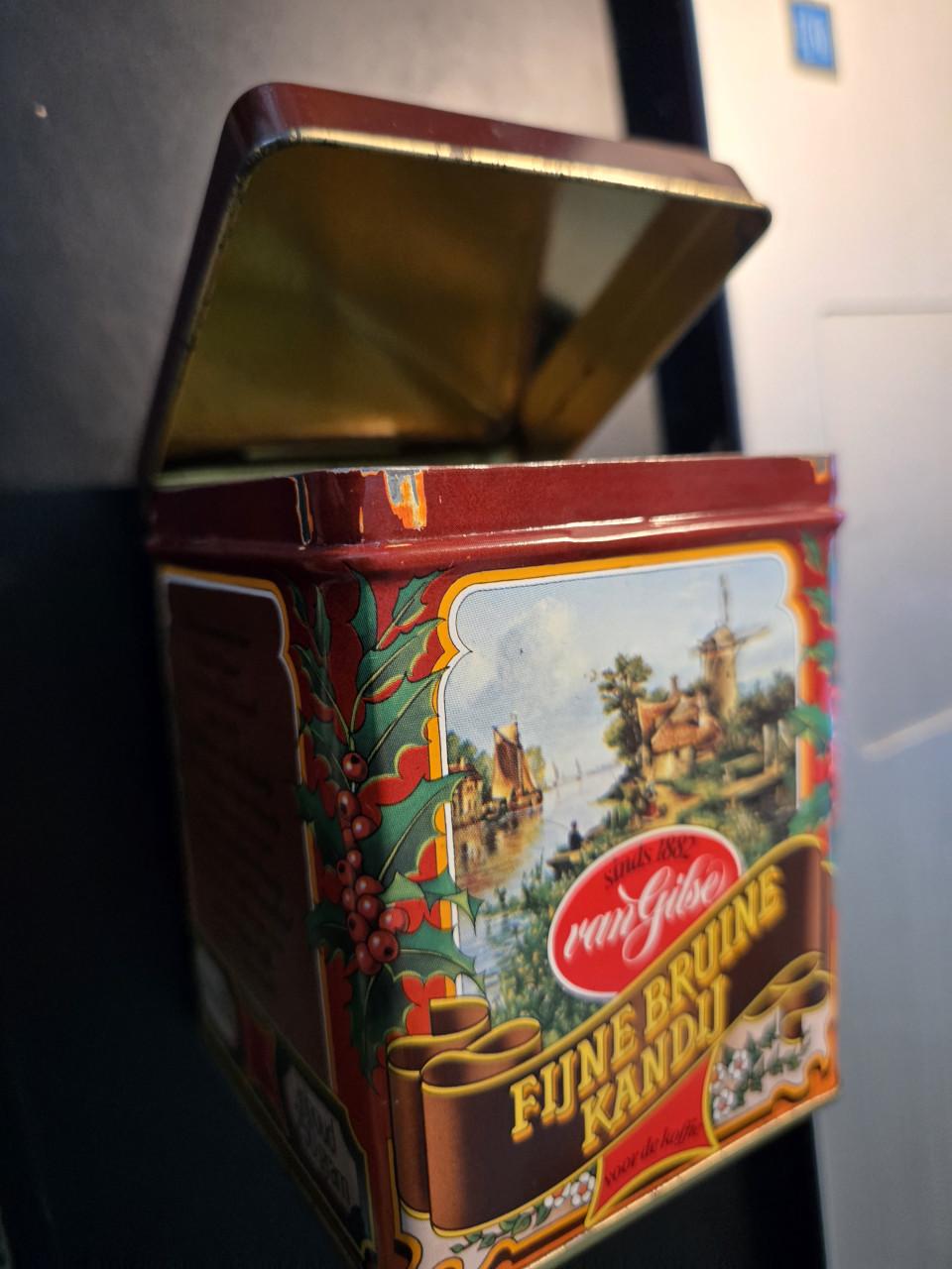 Vintage bewaarblik van het merk Van Gilse, H 9x B 7.5x7.5 cm