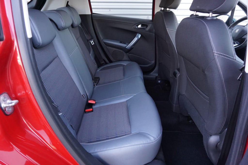 Peugeot 208 1.2 puretech allure climate / cruise / navi / lm velgen / nap