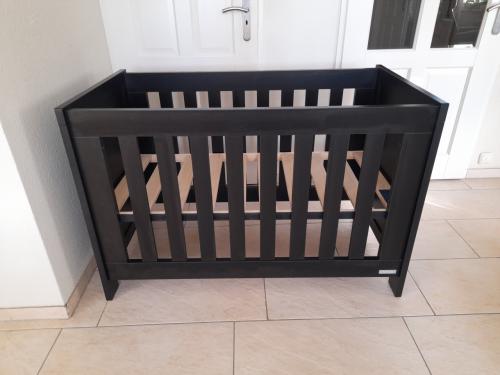 Prachtig zwart ledikantje (in goede nette staat )