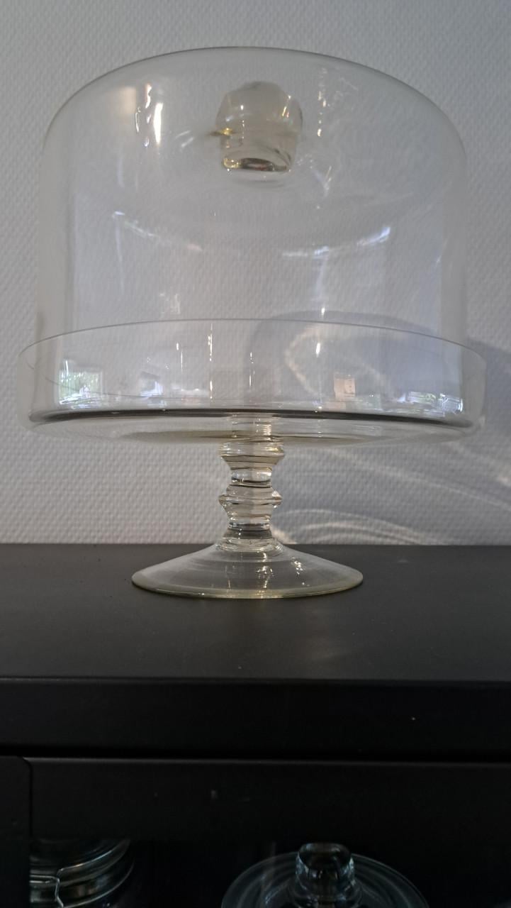 Glazen taartstolp op voet