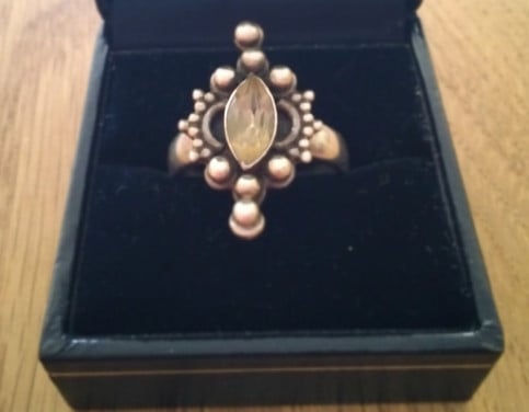 Aparte zilveren ring ⭕ met steen