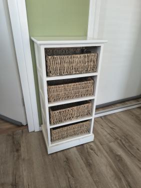 Prachtige witte houden vakken kast met rieten mandjes!