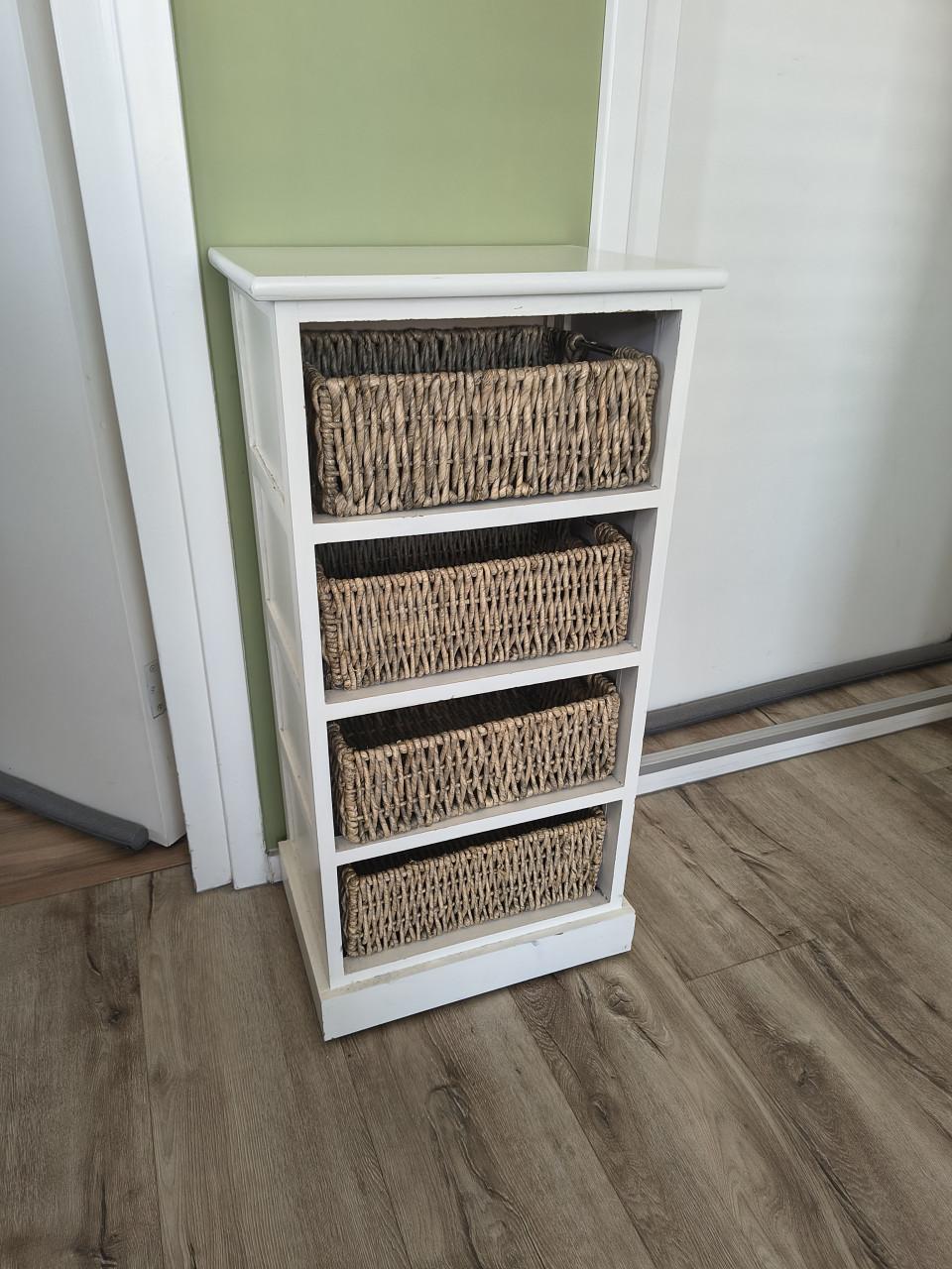 Prachtige witte houden vakken kast met rieten mandjes!