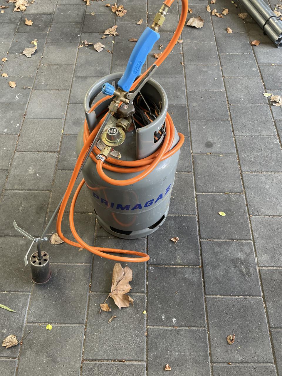 Gasfles met onkruidbrander