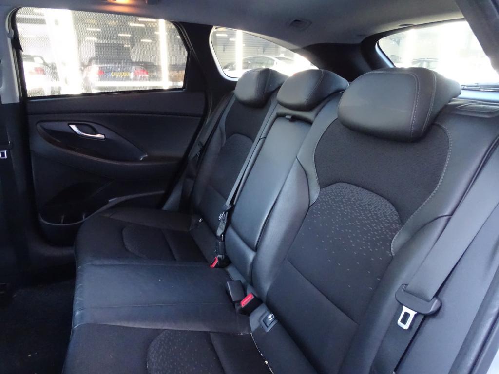 Hyundai I 30 wagon 1.4 t-gdi premium automaat | pano | trekhaak | led | sto