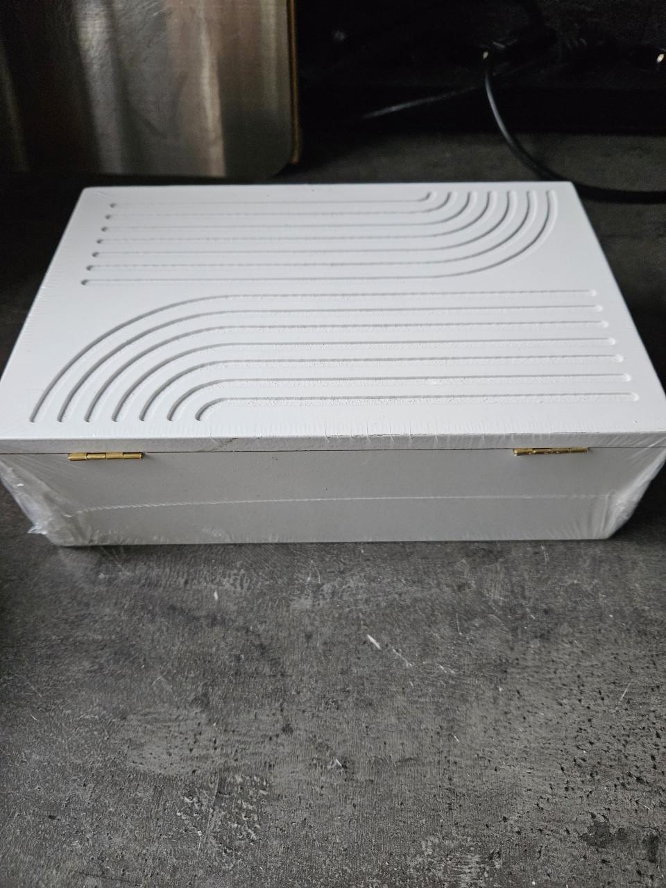 Nieuwe theepot en witte bamboe theedoos in een koop...