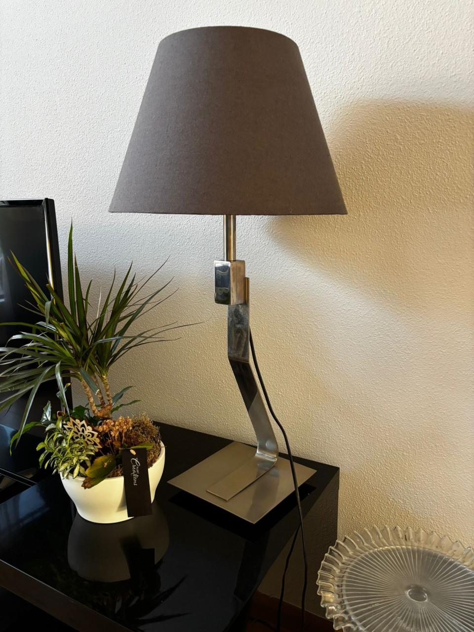 Stijlvolle tafellamp met grijze kap
