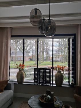 Jaloezieën wit met zwarte banden