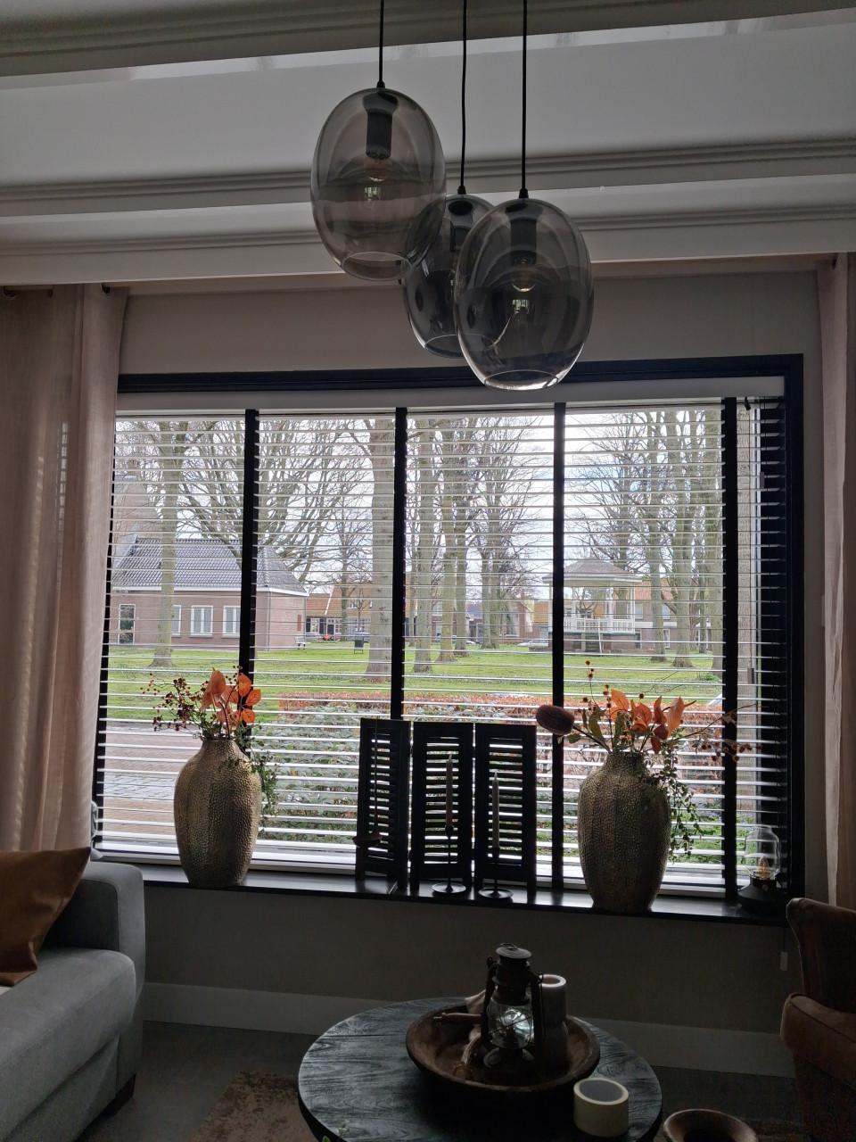 Jaloezieën wit met zwarte banden