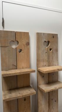 2x steigerhouten wandrek met hartjes  1,79 m hoog