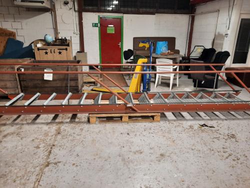 Zware stalen industrie trap verdieping entresolvloer. Steektrap bordestrap