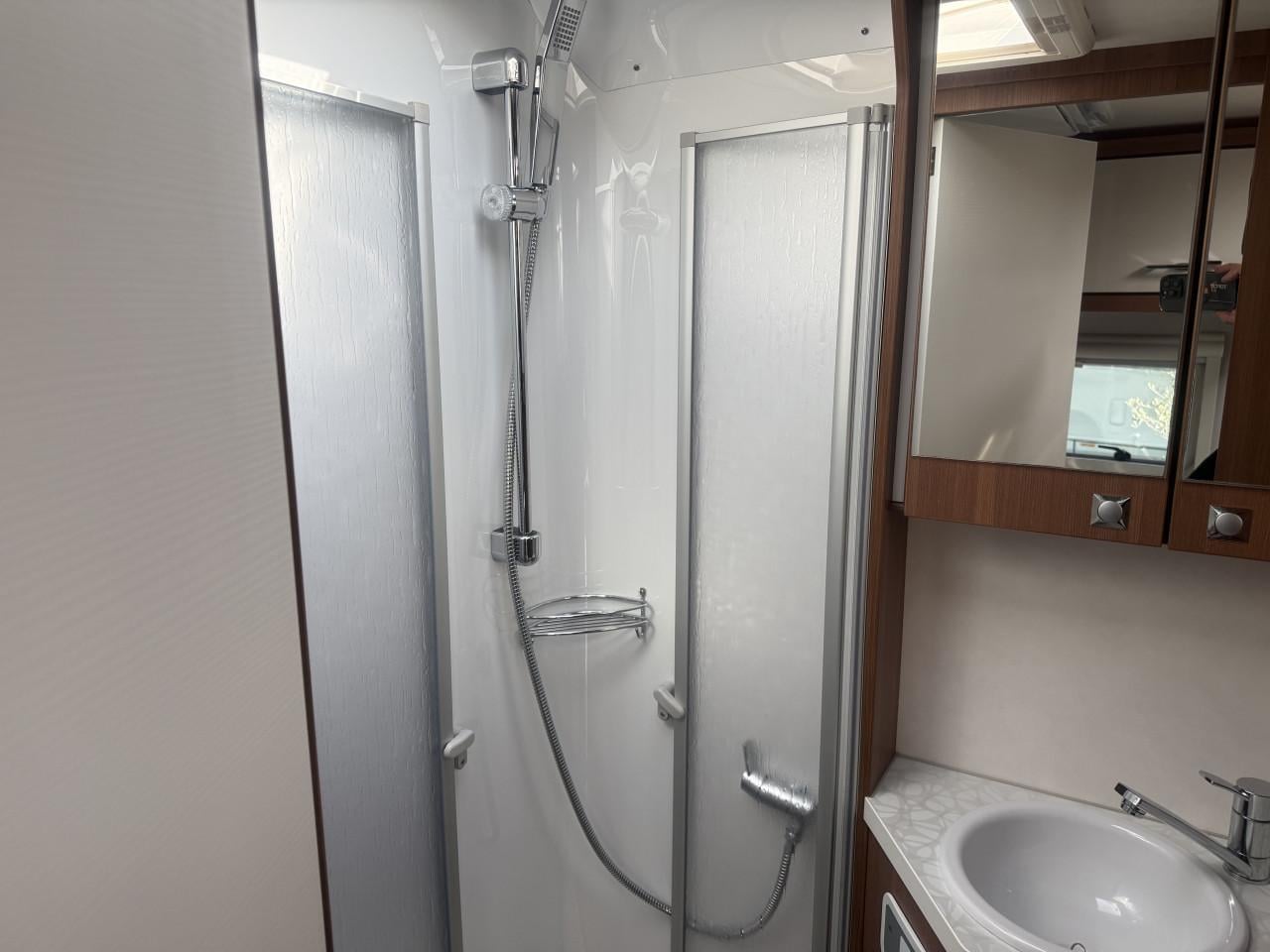 LMC Breezer V646G. Black-line ( 2x lengte bedden, zeer netjes ,dak airco)