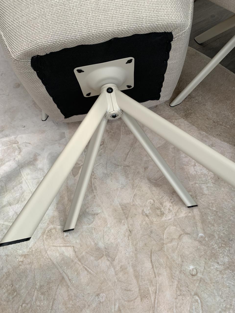 4 super gave moderne draai eetkamer stoelen.