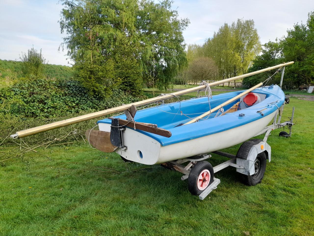 Flying junior zeilbootje met wegtrailer