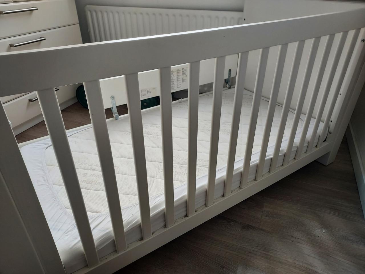 TE KOOP Babybed, commode en bijpassend muurplankje