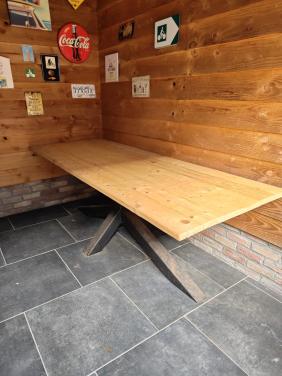 Mooie industriële tuintafel