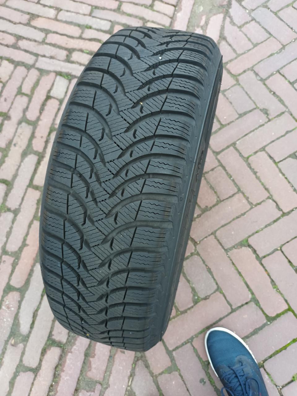 Winterbanden Michelin 185/65 R15 op stalen velden 4 gaats incl, bouten