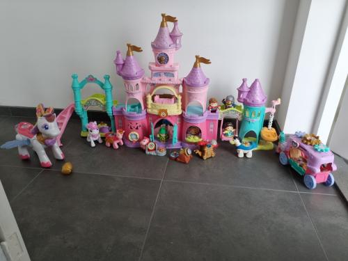 Kasteel met poppetje en paarden