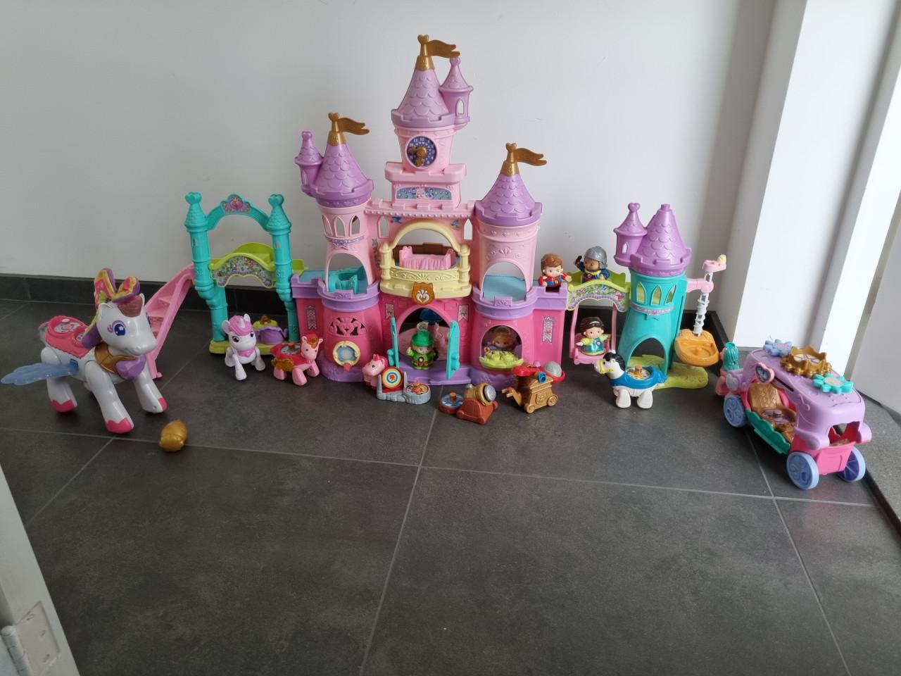 Kasteel met poppetje en paarden