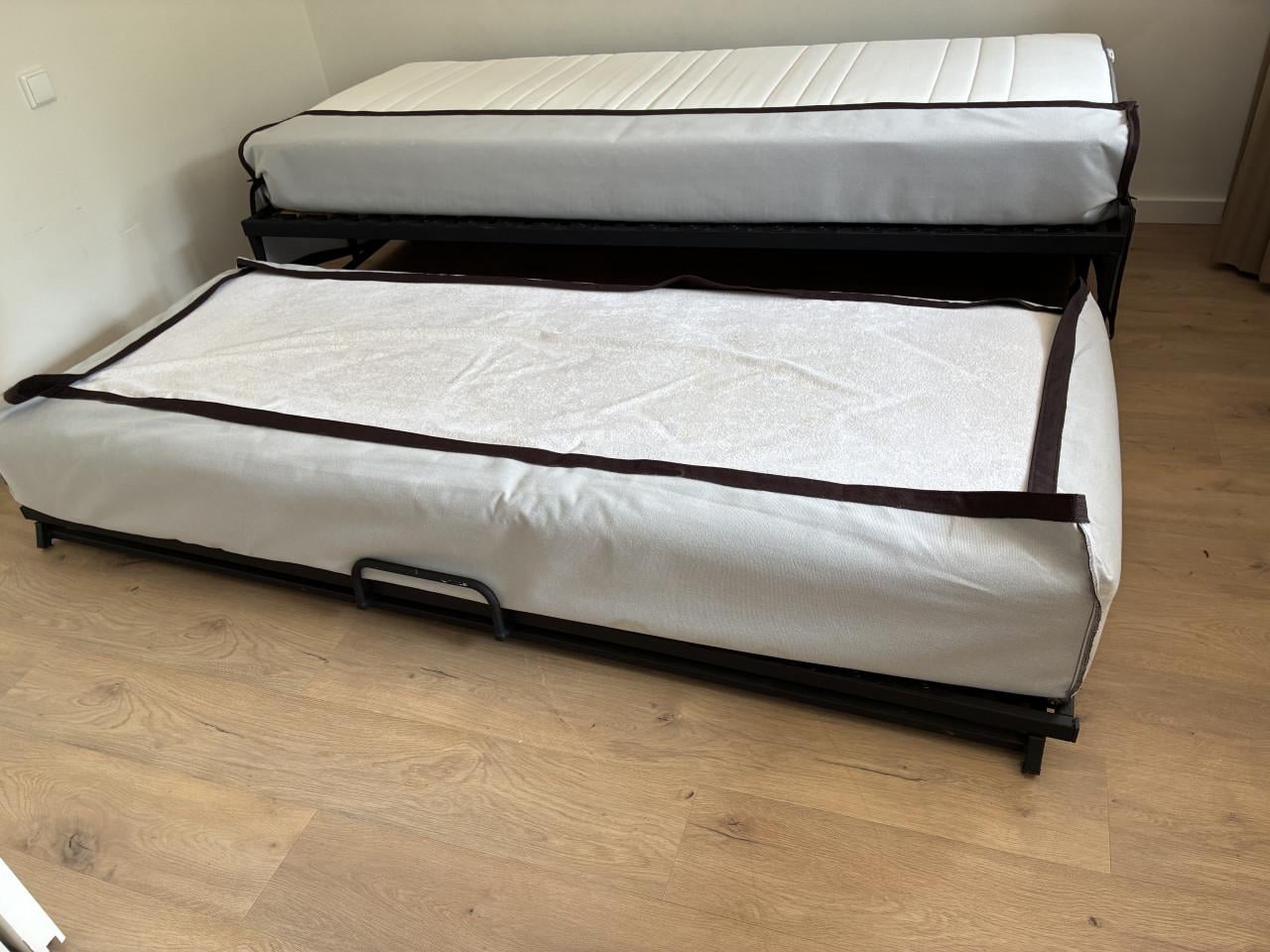 Onderschuifbed, 80 x 200 . 2 bedden in een! Lattenbodems. (Ook als bank!)