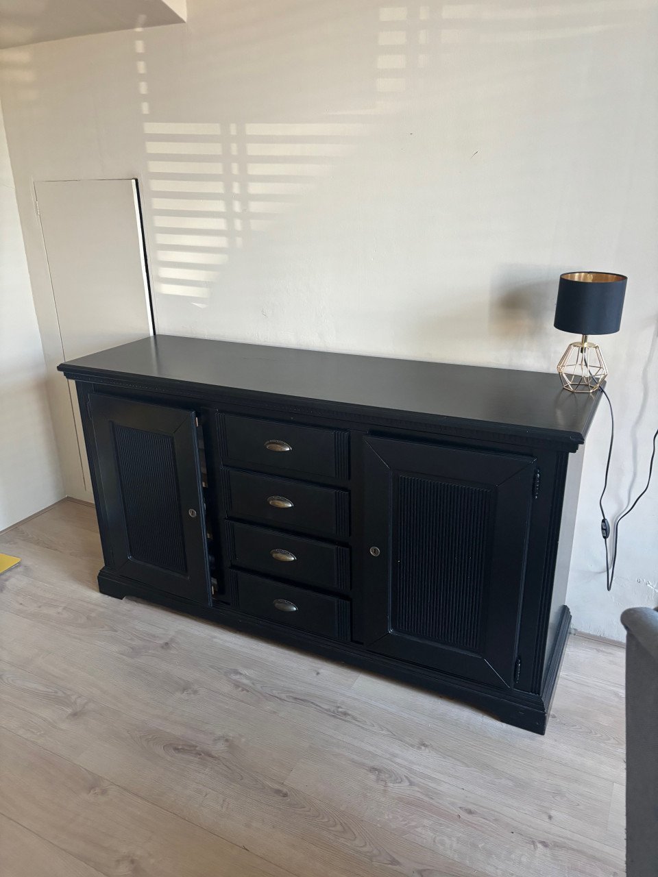 Zwarte antieke dressoir / kast
