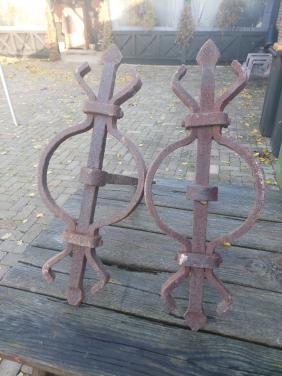 Twee hele mooie zware en grote muurankers