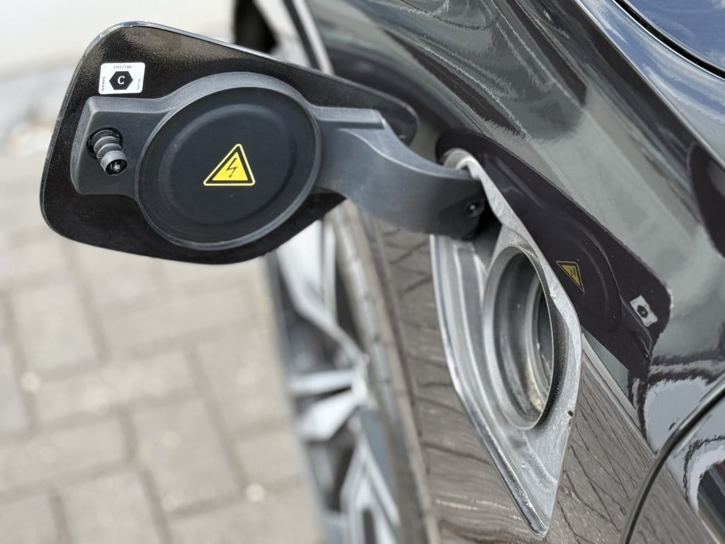 Volvo V60 t6 340pk recharge r-design| adap.cruise| trekhaak| camera| h&k s