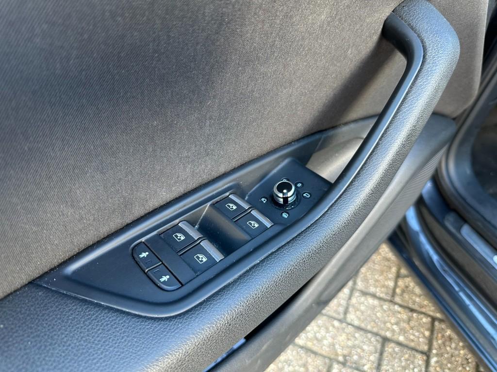 Audi A4 2.0 tdi design pro line uitklapbare trekhaak stoelverwarming