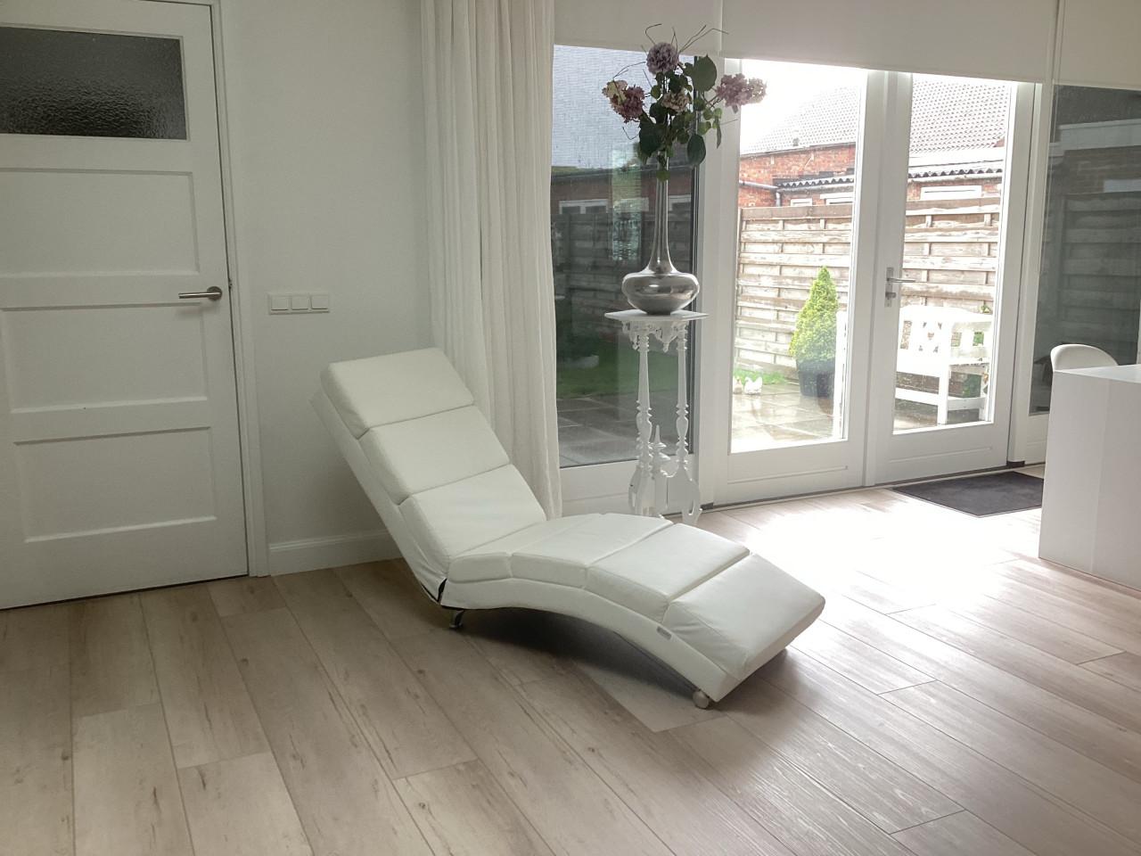 Mooie witte loungebank kunstleer