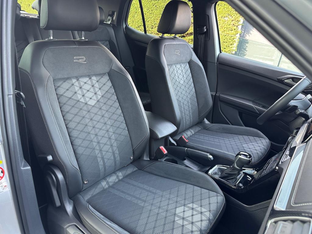 Volkswagen T-cross 1.5 tsi 150pk dsg r-line | camera | trekhaak | navi | iq