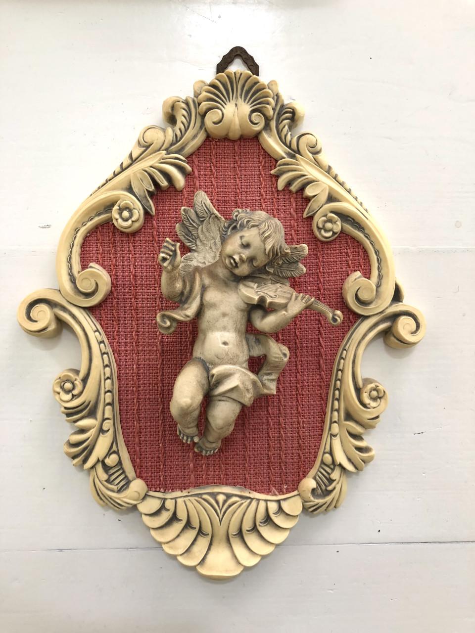 Mooie brocante kunststof barok lijstje/hanger met engel figuurtje
