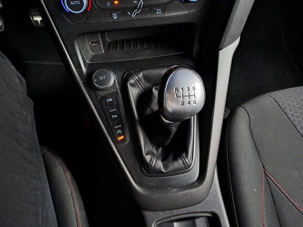 Ford Focus 1.0 st-line | cruise control | trekhaak | 18'' lmv | apple carpl