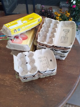 Gratis : lege eierdoosjes
