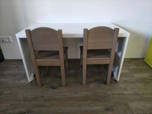 Ikea smastad kinder tafeltje