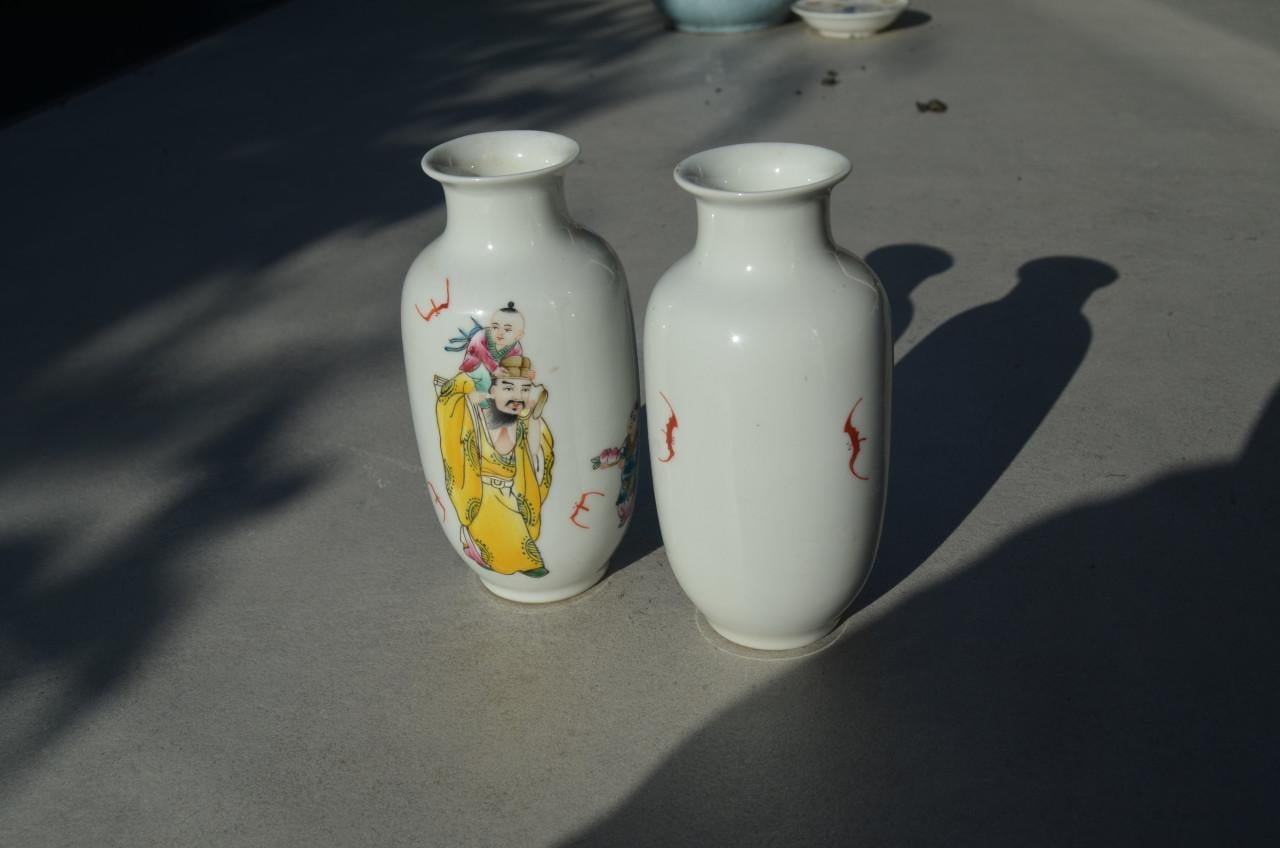 2 Identieke Chinese vaasjes gemerkt 4 karakters