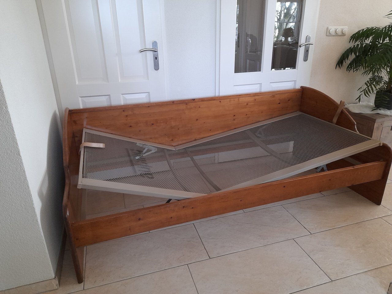 1 persoons bed 90 x 200 ( in goede staat ) met verstelbare Auping bodem!