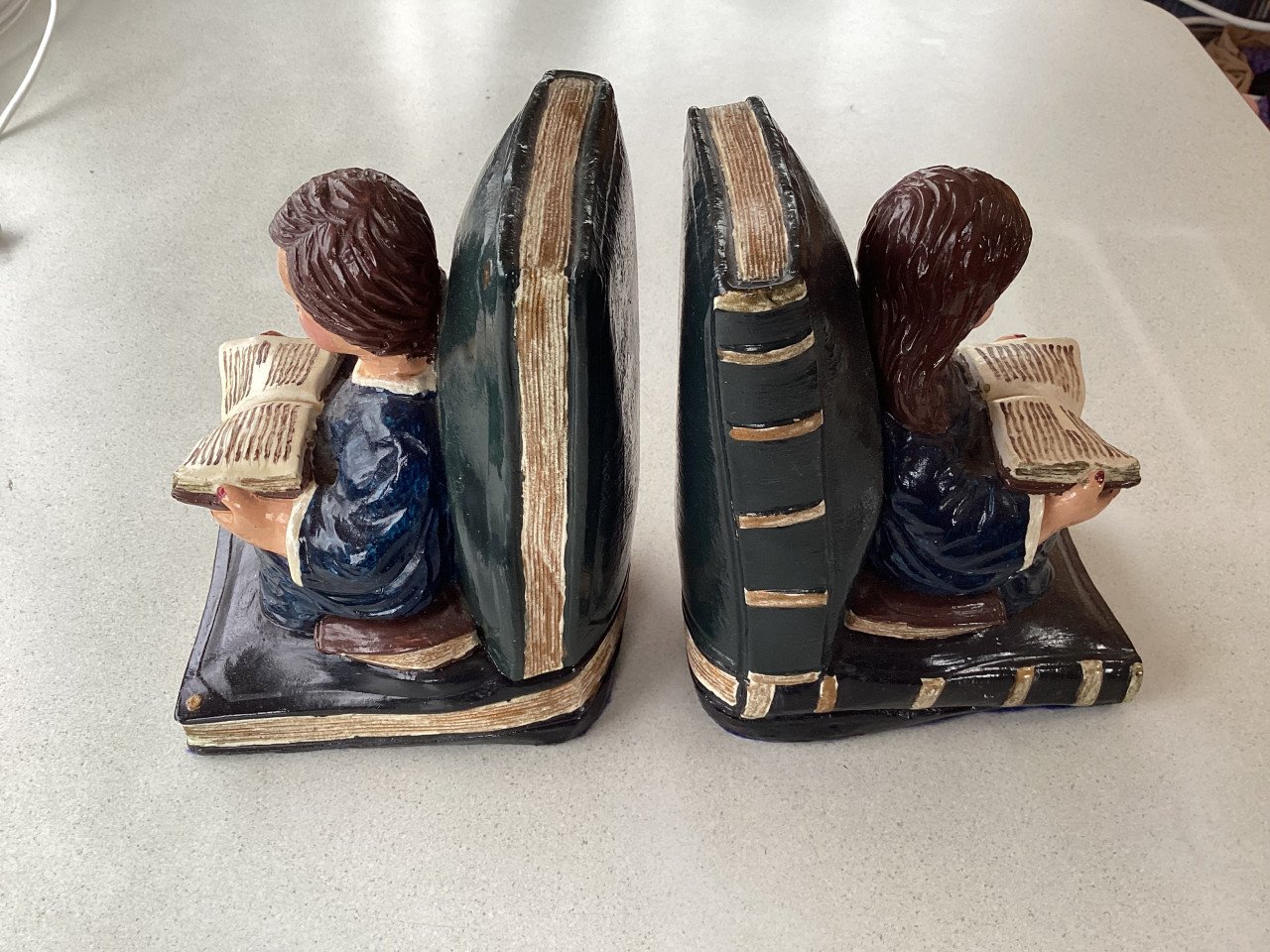2 leuke zware boekensteunen. Afmeting: 16 cm hoog en 8 cm breed.