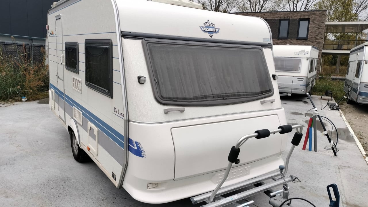 Hobby 400 SF (2001) met voortent en luifeltje