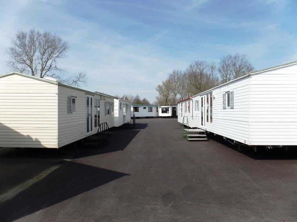 Stacaravans en chalets met middenkamer en dubbel glas tot 6 pers voorradig