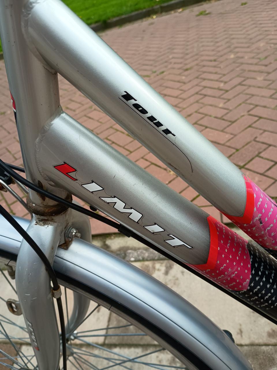 Te koop:  dames klus-/opknapfiets (inclusief fietstassen)