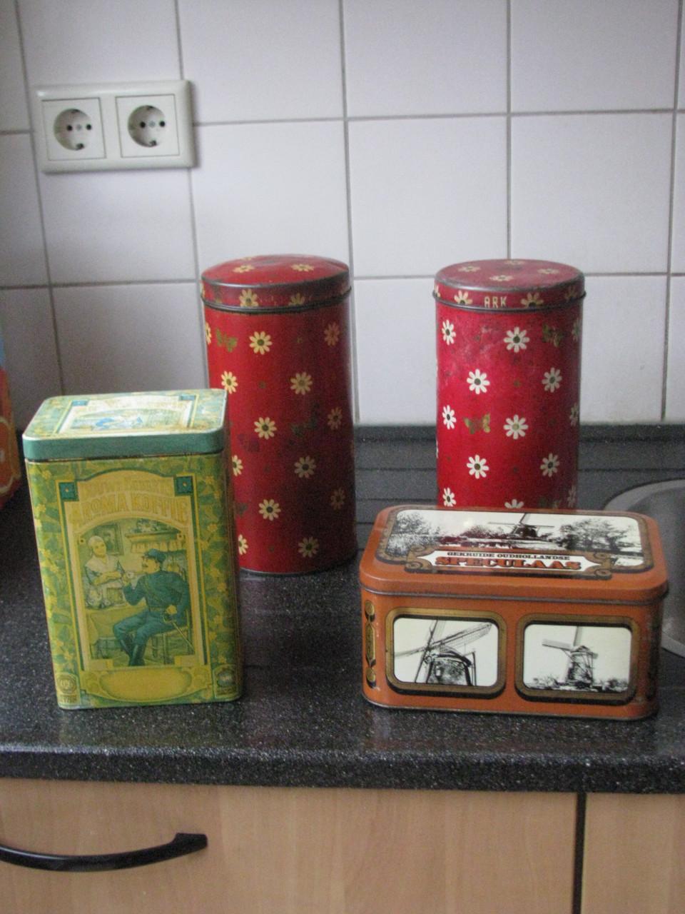 2 Beschuitbussen van Ark, Koffiebus en Koektrommel.