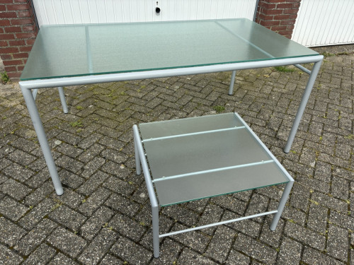 Set aluminium tafels met glazen blad