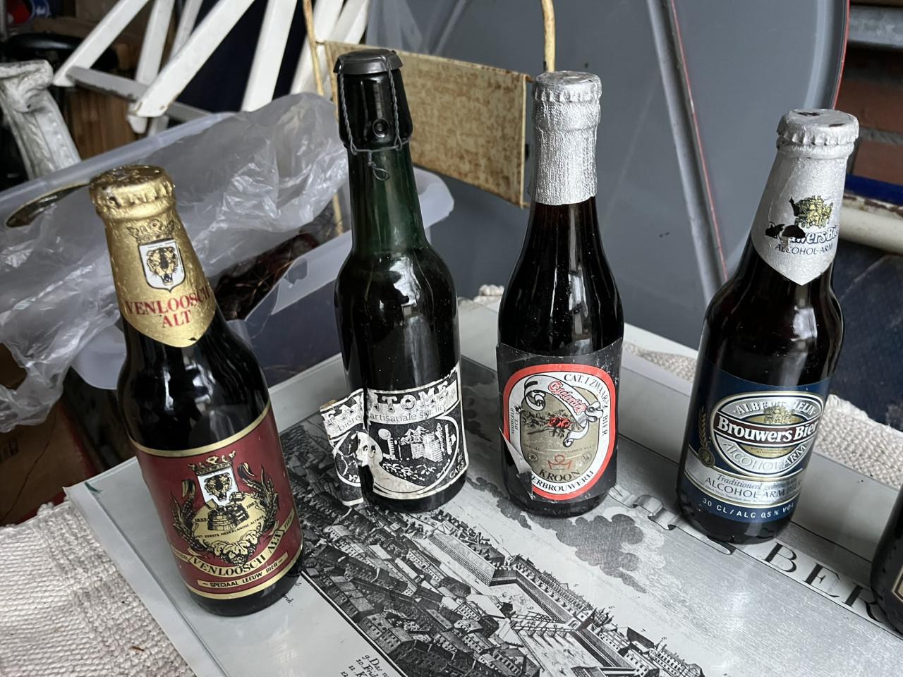 Volle bierflesjes en blikjes