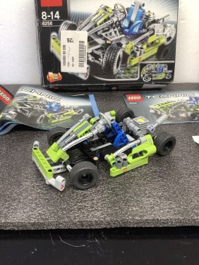 Lego technic 8256 Go kart. Helemaal compleet in doos met twee boekjes