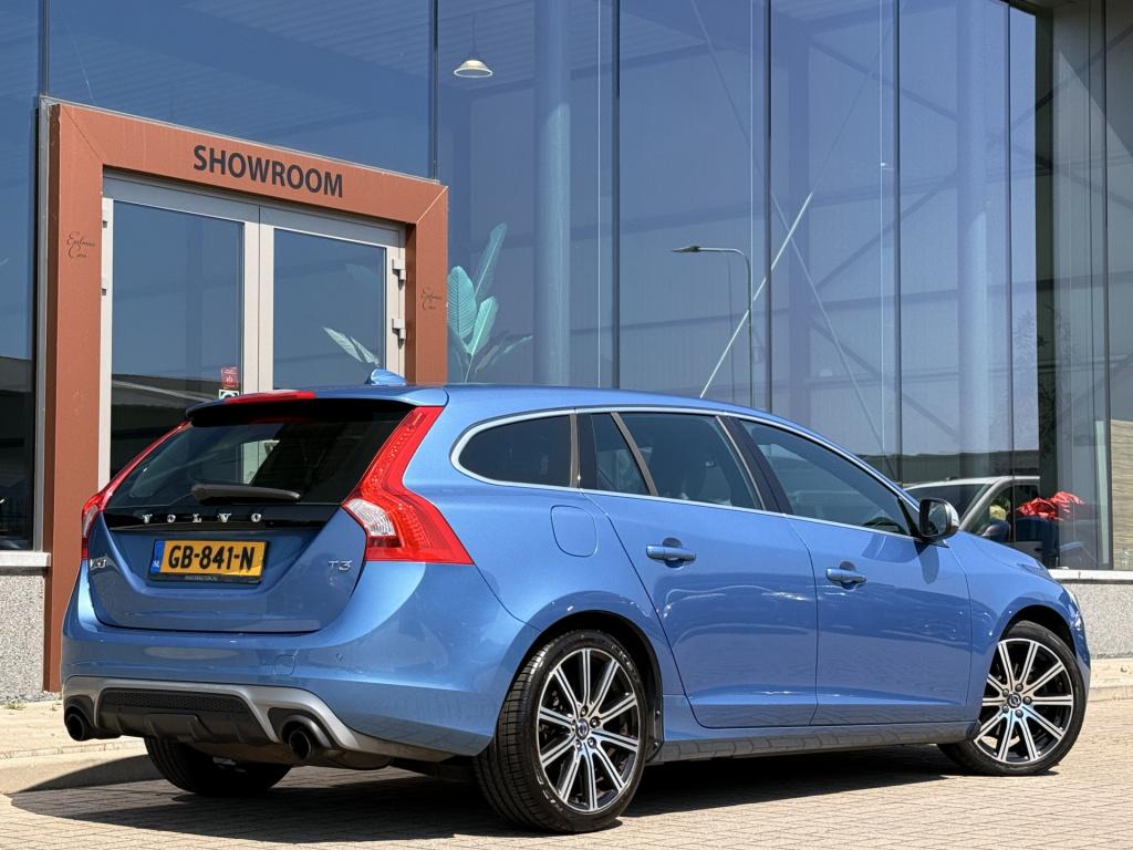 Volvo V60 1.6 t3 r-design | afn trekhaak | cruise | parkeersensoren | bluet