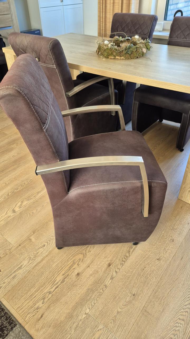 Tafel met stoelen