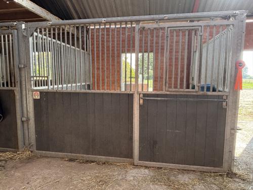 Nette voorwand paardenbox 3.5 meter